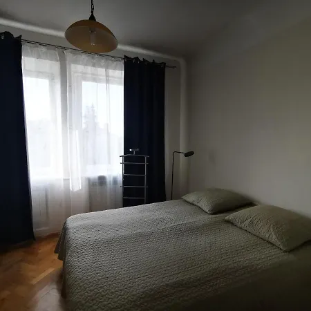 Spacious With Free Parking In Apartment