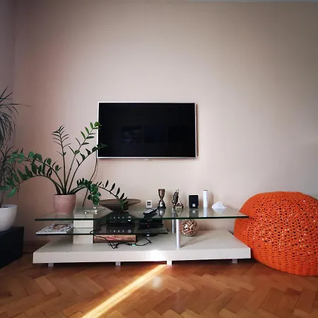 Apartment Spacious With Free Parking In *