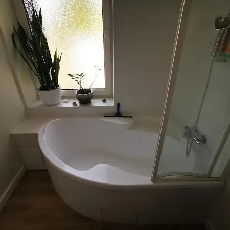 Spacious With Free Parking In Apartment *